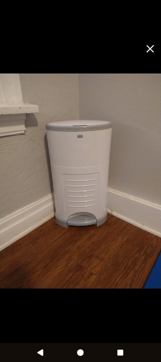 Dekor Hands Free Diaper Pail
