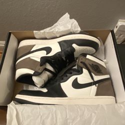 AIR JORDAN 1 RETRO HIGH OG SIZE 10 MOCA