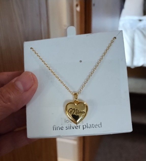 Fine Silver Plated "MAMA" Heart Locket Necklace 18 " L With 2" Extender. NEW