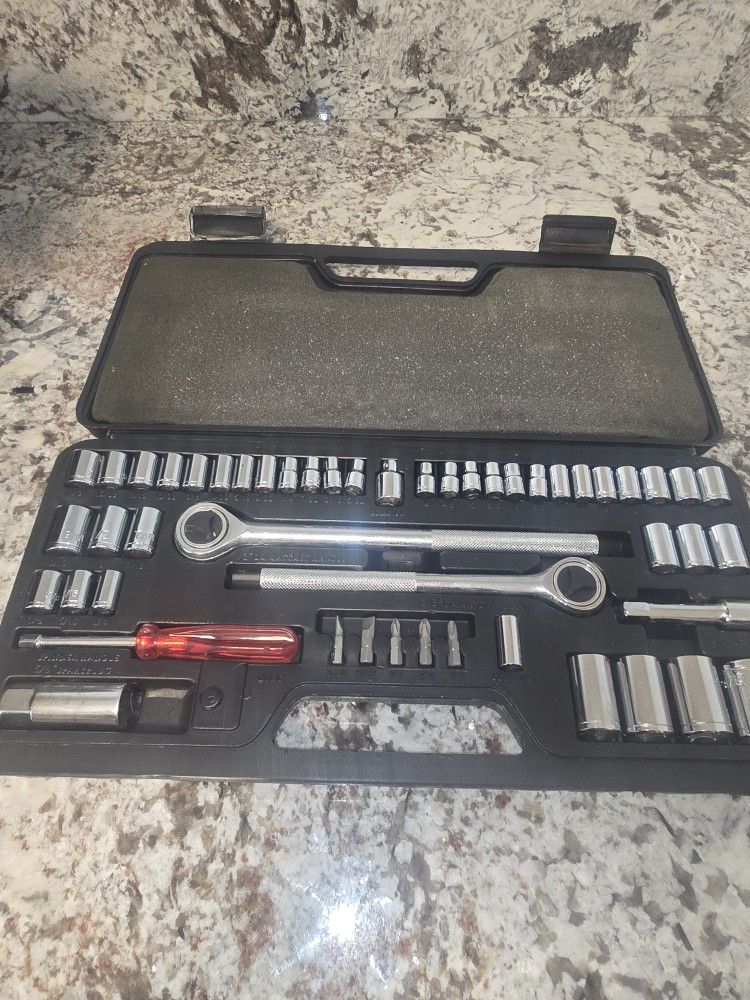50PC RATCHET DRIVE SOCKET TOOL SET (G109118-4 R H-7)