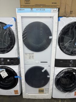 Brand new Samsung Bespoke 4.6 cu. ft. Capacity Single Unit AI Laundry Hub Washer with Steam Wash and 7.6 cu. ft. Gas Dryer in White