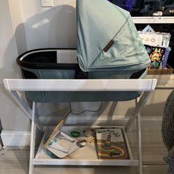 Uppababy V3 Bassinet and stand
