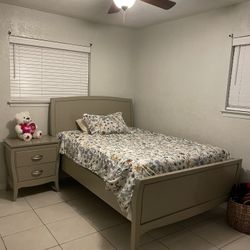 Full Size Real Real Wood Bed frame and  Night end Table - Does Not Includes mattress- Cama Tamaño Matrimonial Y Mesita De Noche No Incluye Colchones