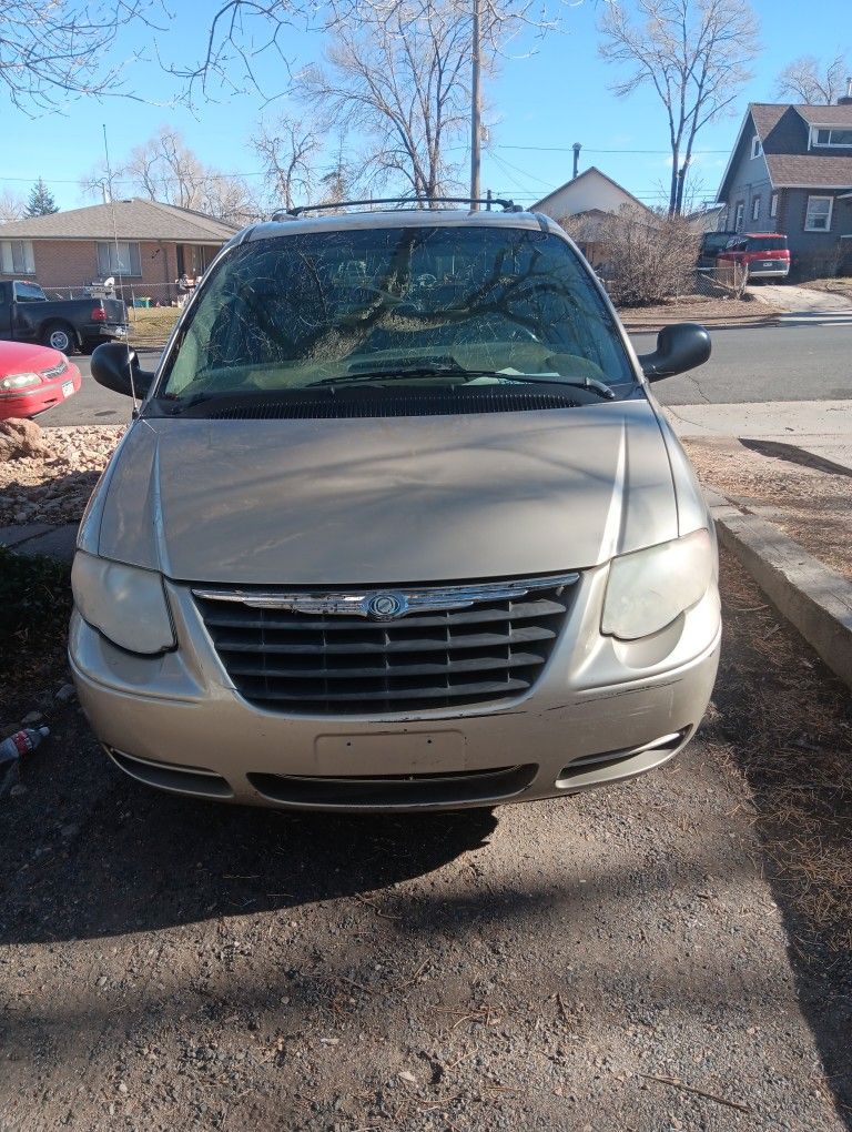 2005 Chrysler Town & Country