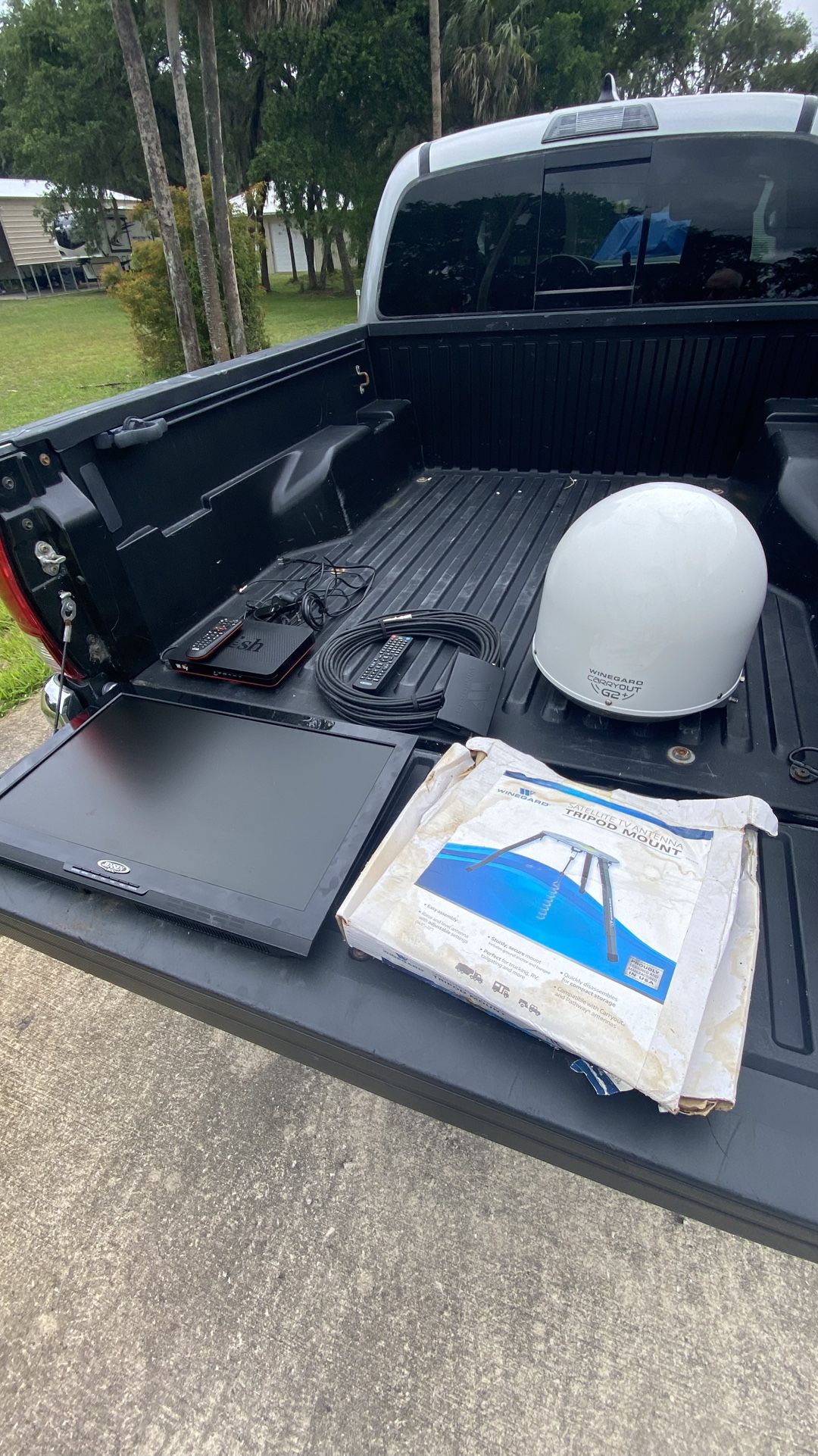 RV TV, DISH WALLY, CARRYOUT G2 SATELLITE DISH, CABLE & TRIPOD