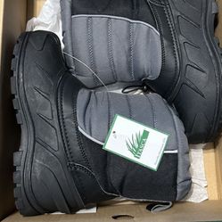 New Kids Snow Boots ( Size 5)