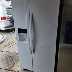 25 Cu. Ft. Whirlpool Side X Side Refrigerator 