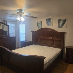 1 King Matress & 4 Pieces King Bedroom Set