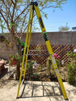 8ft Louisville Fiberglass Step Ladder | Escalera