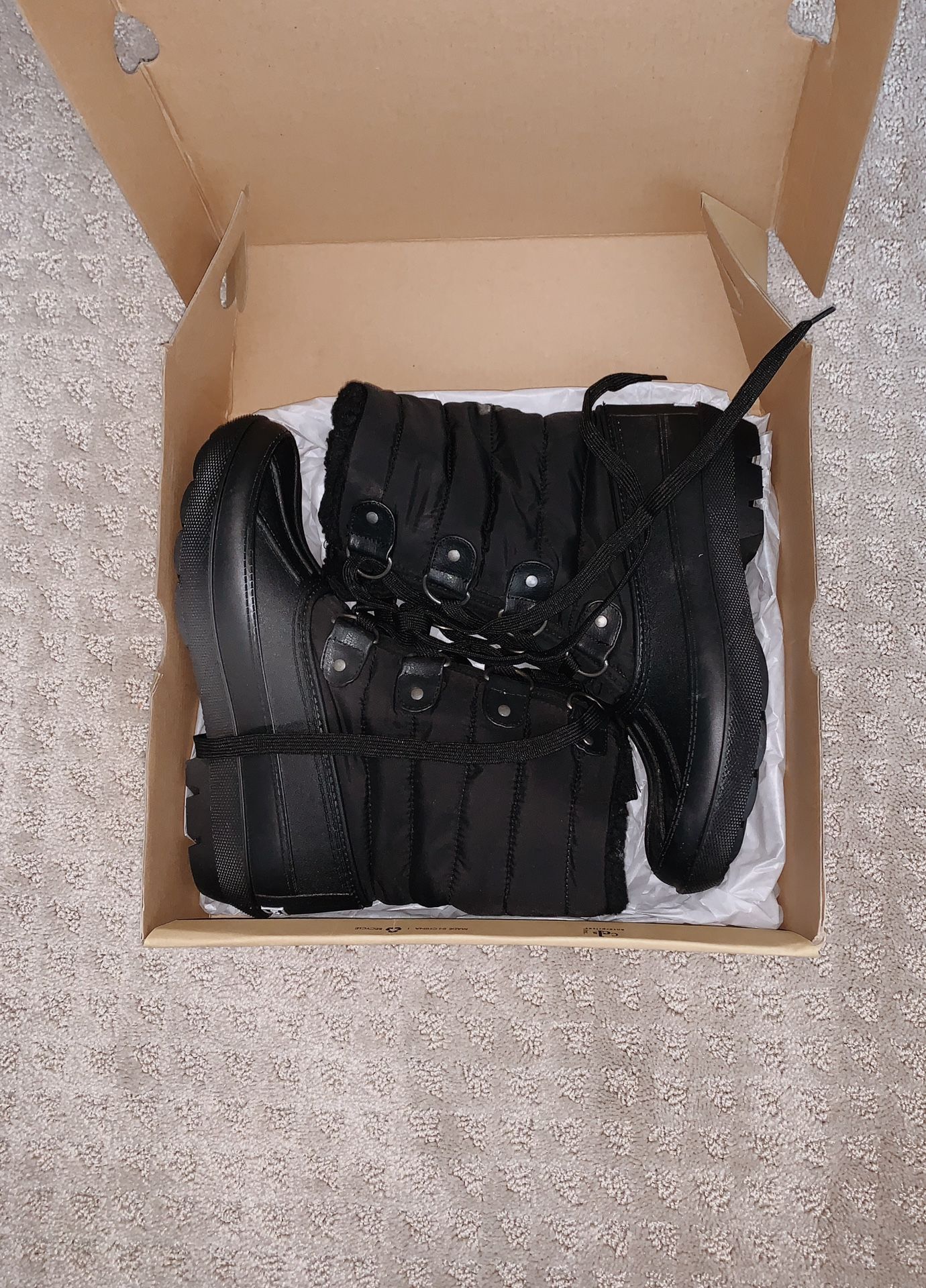 Brand new snow boots (8 in women)
