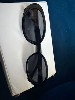 Black Oval Sunglasses – Y2K Retro Style