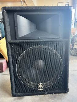 2 Yamaha Speakers 