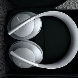 Bose Noice Canceling head phones 700s white