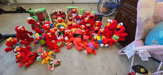 Lot of Elmos!