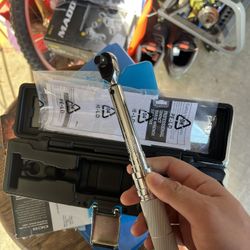 ICON 3/8 in. Drive, 40 to 200 in-lb Professional Compact Click Torque Wrench