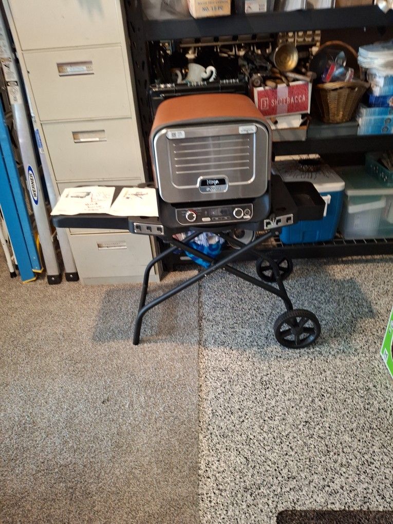 Ninja Woodfire 8 In I Outdoor Smoker Pizza Oven with Stand.