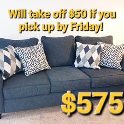 NEW beautiful couch - perfect condition FREE throw pillows