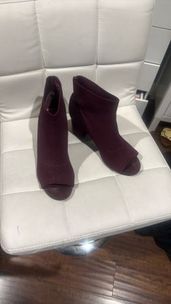 W 8 Burgundy Heels