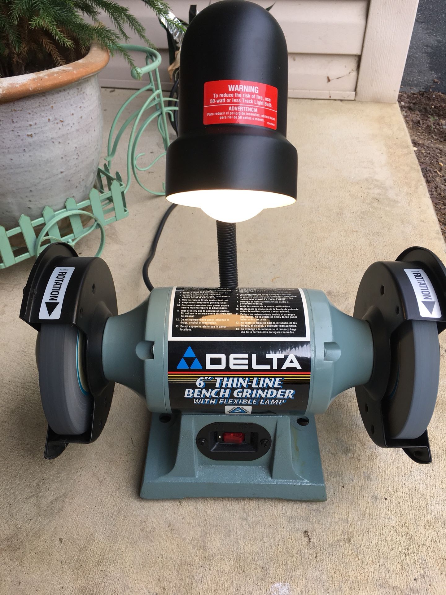 Delta 6” Thin Line Bench Grinder with Light
