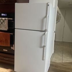 GE Refrigerator Fridge Freezer Free Local Delivery