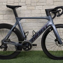🚴‍♂️ Giant Propel Advanced Disc AXS – Carbon Aero Road Bike – Size 56  High-performance aero carbon road bike built for speed. The Giant Propel is on