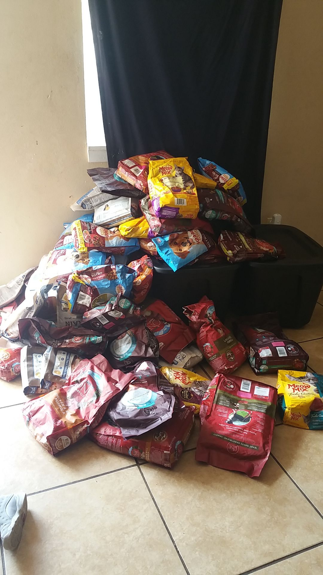 Dog Food/Cat Food