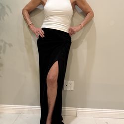 Elegant long black skirt w front slid