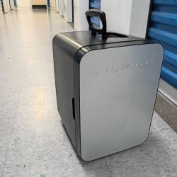 Portable mini AC / DC refrigerator