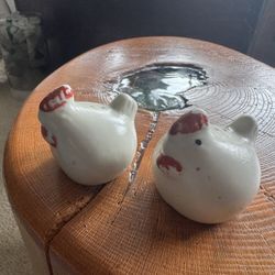 Sweet, vintage salt and pepper, shakers, chickens