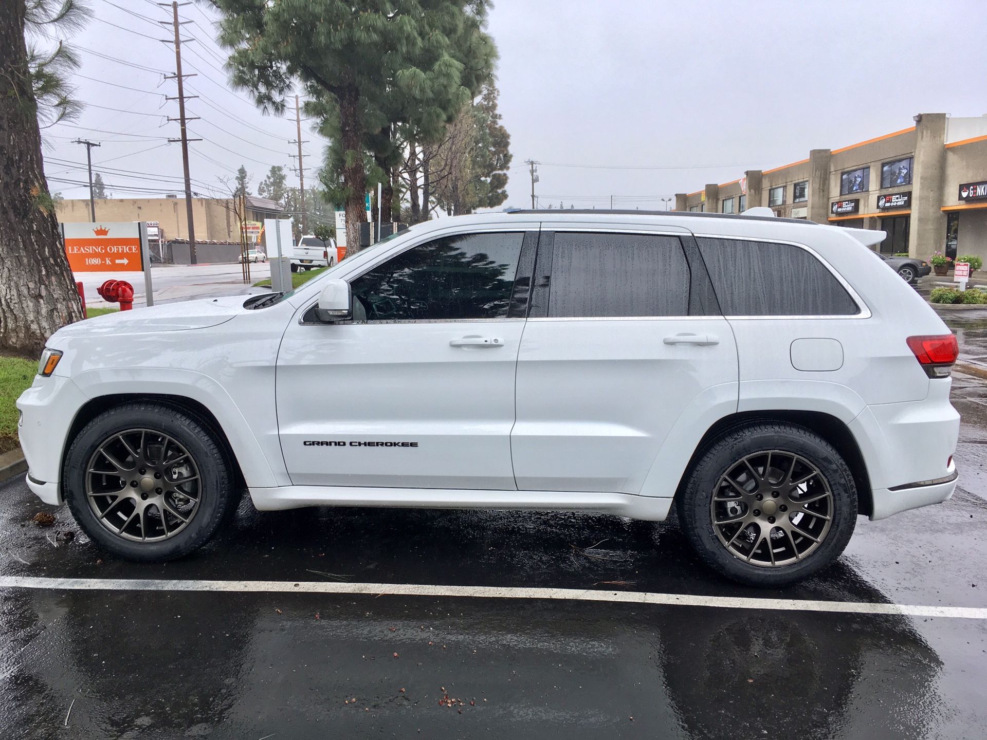 (WHEELS) Jeep Grand Cherokee SRT / Dodge Charger Hellcat Style Wheels. 20x10 Satin Bronze. 5x127. New Pirelli Tires.