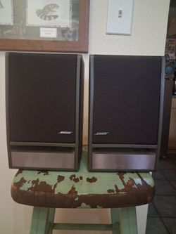 Bose 141 bookshelf speakers - used