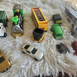 10 cars trucks train cars 1 monster truck.  Carros camiones vagon tren 1 monster truck. El camión amarillo tambien es sacapunta de lapices.