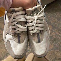 Nike Herrachie Size 8Women