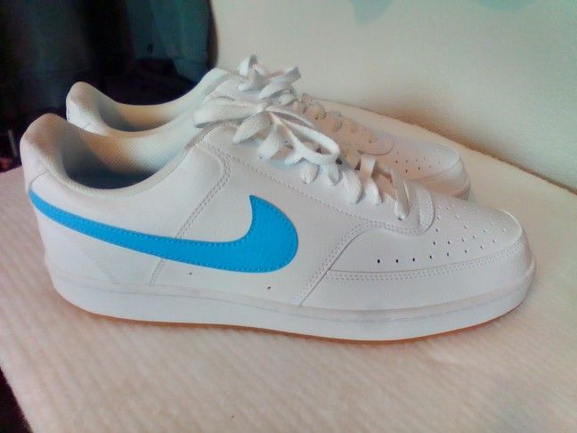 Nike Shoes. Low-top. 