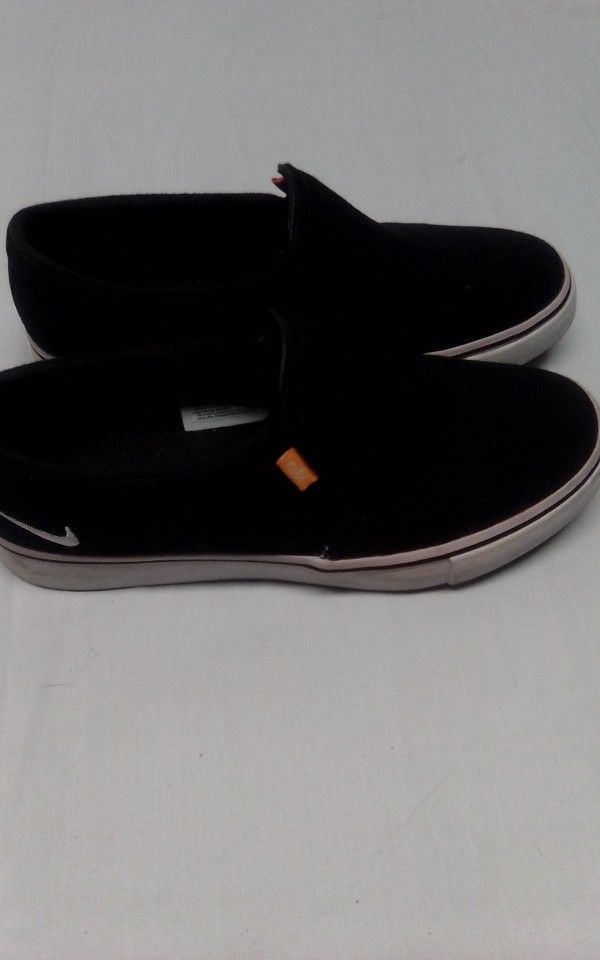 Nike Women's Court Royale AC Women's Slip On https://offerup.com/redirect/?o=U2hvZXMuQmxhY2s= Size 6.5. The Black Design For Woman With A U.S. Size 6.