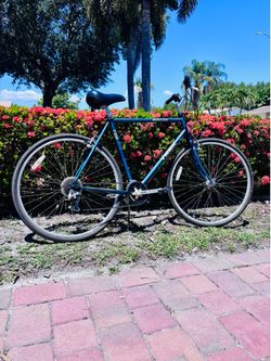 Trek MultiTrack 720 Hybrid Bike – 700c Wheels – Shimano Altus