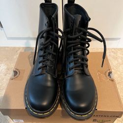 New In Box Dr. Martens 1460 Smooth Women’s Size 7