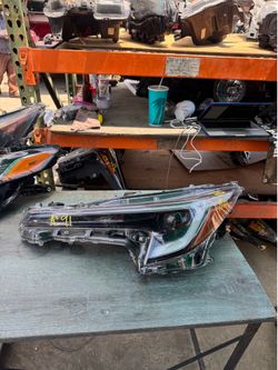 Toyota corolla LEFT USED OEM HEADLIGHT (2024-2025)