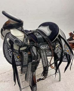 Montura charra bordada