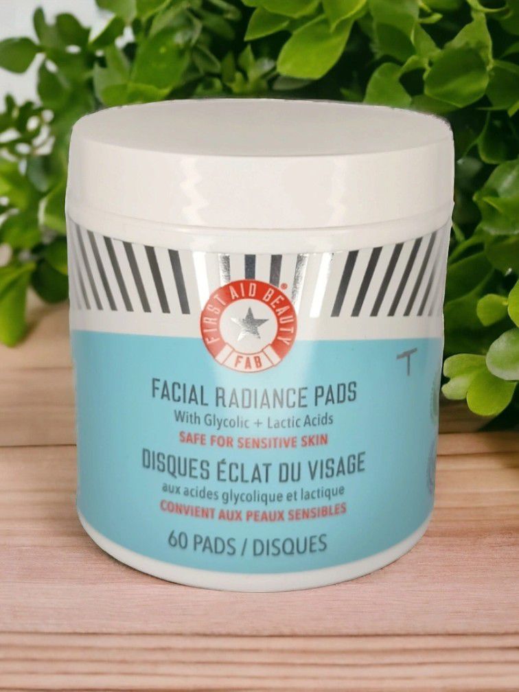 First Aid Beauty Facial Radiance Pads 60 Pads