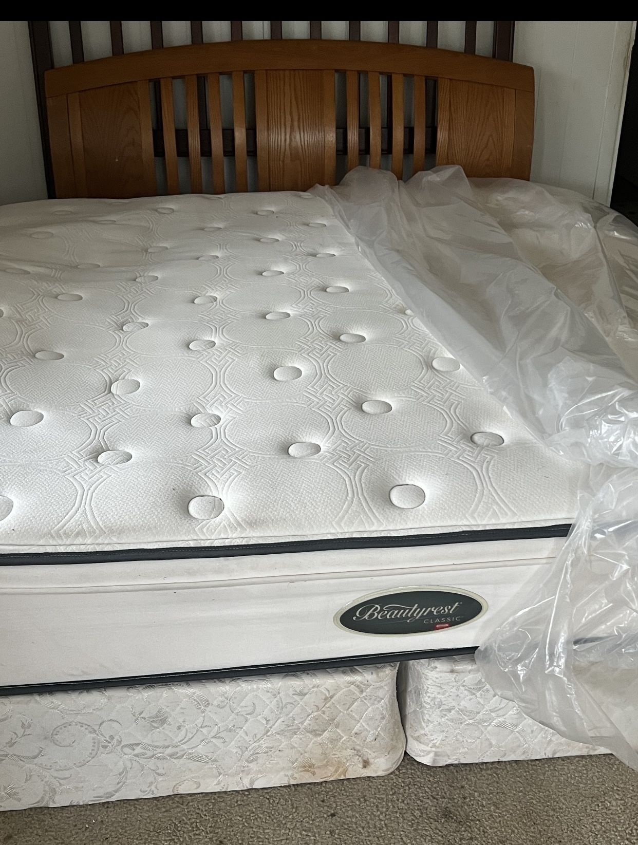 USED KING SIZE MATTRESS WITH BOX SPRING DELIVERY AVAILABLE for Sale in
