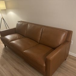 LEATHER COUCH. Excellent condition 