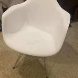 White Molded Plastic Chair-great For Teen Space Or Dorm