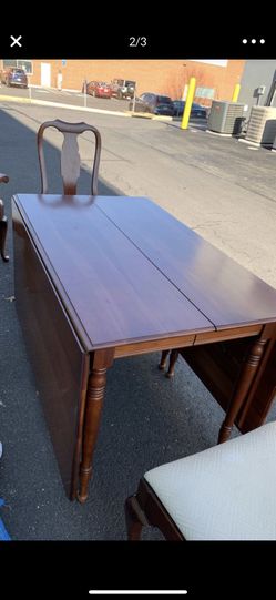 Nice wood dining table !! No chairs but has fold down sides !