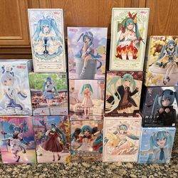 Hatsune Miku Figure Collection, 14 Count