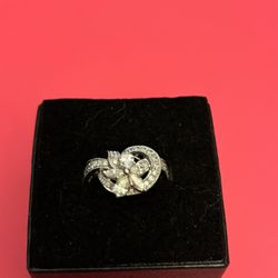 18K White Gold Ring With Diamonds 