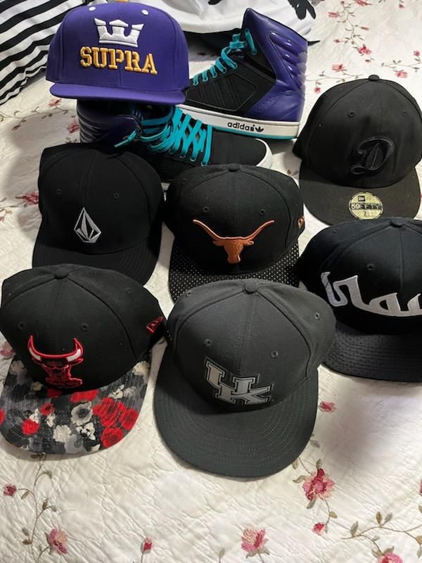 Caps And Tennis Shoes—/—Gorras Y Tenis