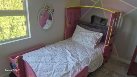 Kids train twin bed