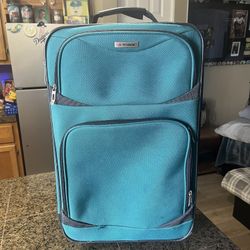 Great Aqua Luggage 🧳 Bag On Wheels 🛞 Good Condition 