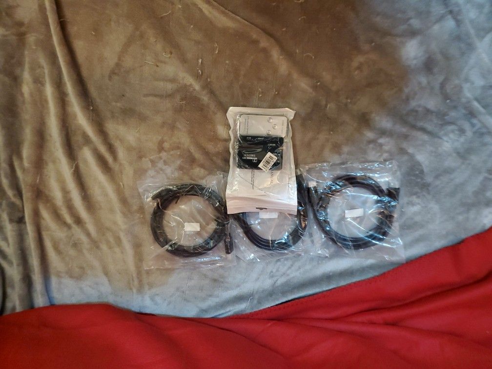 HDMI Switch With Remote & 3 HDMI Cables. HDMI Splitter So You Can Have Multiple HDMI In, For PS5 Xbox Nintendo Switch Etc
